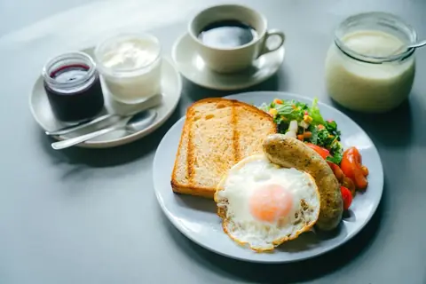新大久保のMorning Park Cafeの看板メニューモニパプレートとコーヒーが並んだ写真