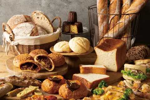 Bistro IKEDAYAMAの姉妹店Bread&Coffee IKEDAYAMAのパンとサンドイッチが並んだ写真