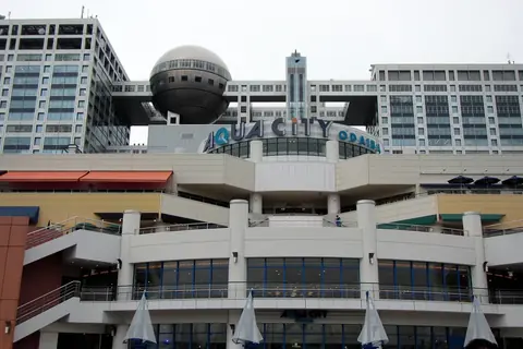 東京都港区台場にある商業施設アクアシティお台場の、AQUA CITYのロゴが見える入り口付近の建物外観の写真