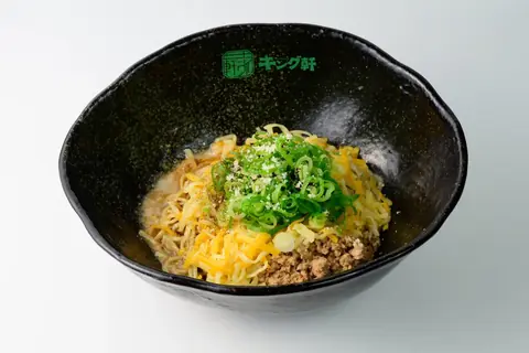 キング軒南森町店の麺とそぼろ肉ネギが乗った汁なし担担麺の写真