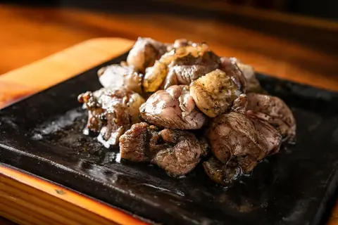 炭火焼鳥 塚田農場 浜松モール街店の、名物みやざき地頭鶏炭火焼の写真