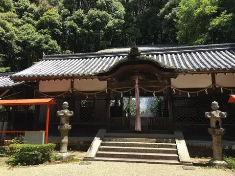 奈良県生駒市高山町にある高山八幡宮の拝殿を正面から撮影した外観の写真