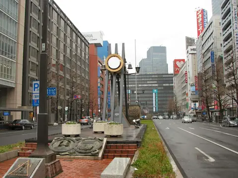 東京都中央区八重洲、八重洲通りにあるピースカリヨンのモニュメントと周辺のビル街を写した街並みの写真