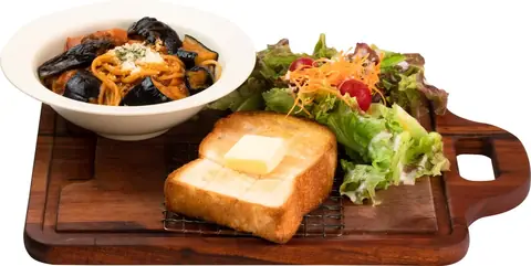 SAKImoto bakery and more 葛西店のナスのミートソースパスタとサラダ、トーストが並ぶパスタプレートの写真