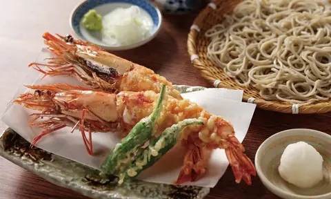 東京ミッドタウンの手打ちそば澄十朗で提供される、海老天とざるそばを盛り合わせた一品の写真