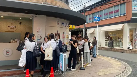 高槻市駅前のMÜÜS高槻店の店頭に並ぶお客さんの行列の写真