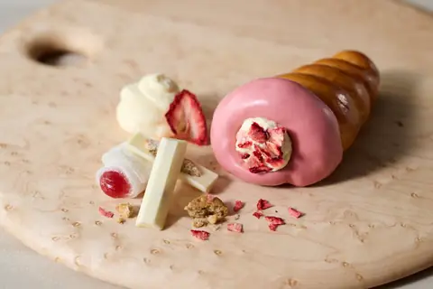 GODIVA Bakery ゴディパンのいちごを添えたピンク色のいちご大福コロネの写真