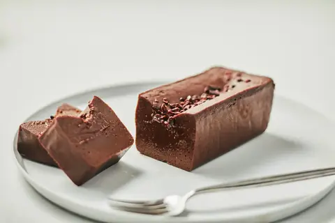 MAISON CACAO大丸札幌店限定の生ガトーショコラを切り分けて皿に盛った写真