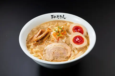 みそきん 大阪あべのキューズモール店の、チャーシューと味玉がのった味噌ラーメン「味玉みそきん」の写真。