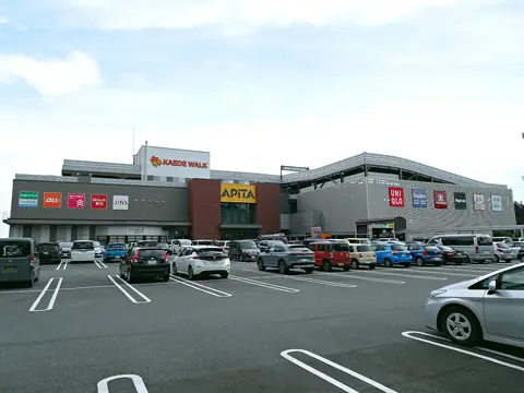 横浜市緑区にあるカエデウォーク長津田の建物外観と駐車場が写った写真