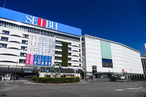 東京都豊島区にある池袋駅東口の西武池袋本店の外観と駅前ロータリーを晴れた日に撮影した写真