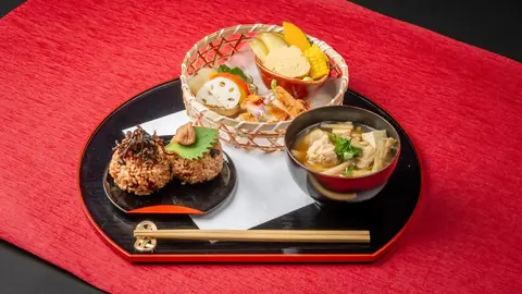 新大阪のしずくれすと結の、発酵玄米おにぎりと美腸サラダ、味噌汁がそろった発酵お結び御膳の写真