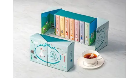 大丸神戸店のTEA DIARY Produced by伊藤園のスペシャルBOXとカップに注がれた紅茶の写真
