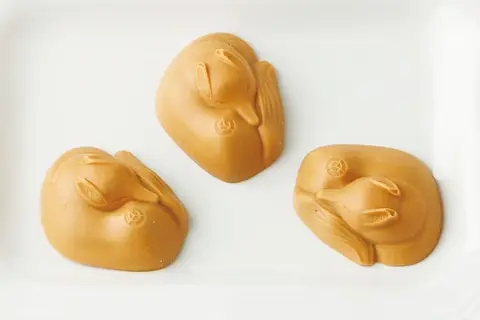 グランアルチザンに出店するヤン・クヴルーのきつねの形をしたチョコレート菓子3個が並ぶ写真