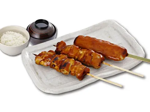 炭火焼鳥 銀座惣菜店の焼き鳥3本セットがご飯・味噌汁とともに白い角皿に盛られている写真