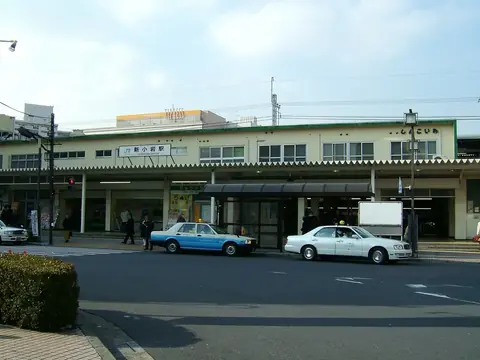 東京都葛飾区にあるJR新小岩駅南口の駅前ロータリーに建物とタクシーが並ぶ街並みの写真