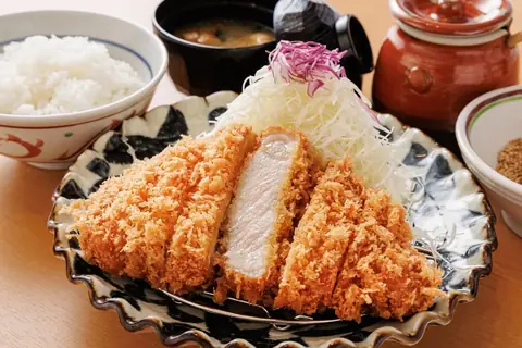 厚切りとんかつよし平の看板メニュー、厚切り熟成ロースかつ膳一式をご飯や味噌汁と共に上から撮った写真