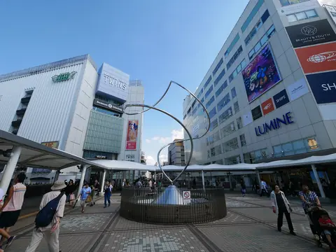 東京都町田市のJR町田駅前にある、ルミネ町田の建物が見える広場に立つ環状のオブジェの写真