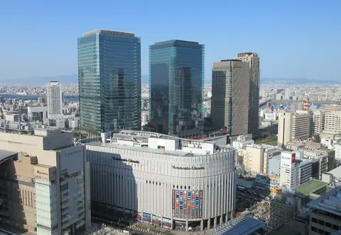 高層ビル群と商業施設を見下ろしたグランフロント大阪の全景の写真