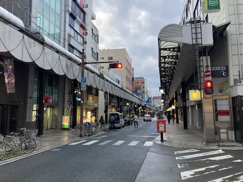 岩手県盛岡市大通のアーケード商店街の街並みを写した、TENビル周辺の雰囲気がわかる写真