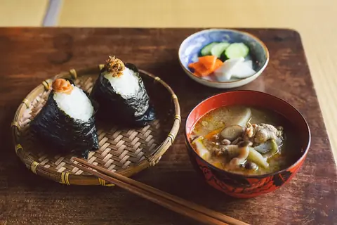 おだか街仲食堂 by ジーバーFOODのおむすび2個と小鉢、味噌汁が並んだ定食の写真
