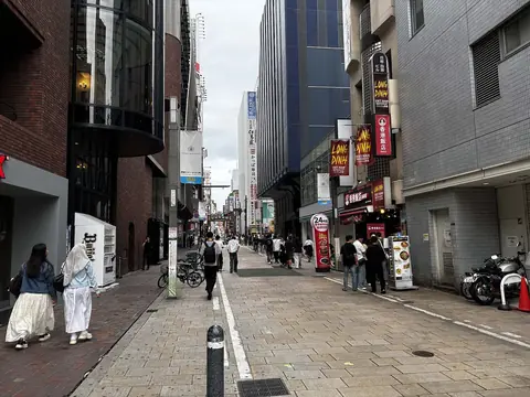 大阪・ミナミの宗右衛門町通にある飲食店が並ぶ通りの街並みの写真