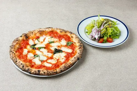 AOI NAPOLI OMBRAの薪窯で焼いたマルゲリータピッツァとミニサラダの写真