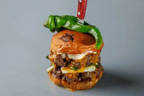 SHOGUN BURGER 京都寺町京極店の九条ネギと万願寺唐辛子をのせたダブル和牛バーガーの写真