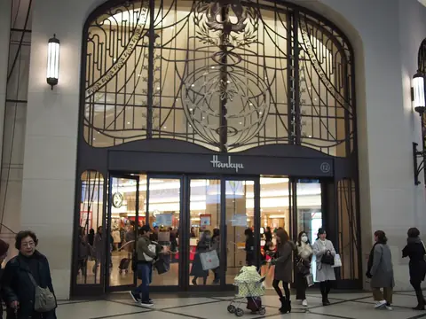 大阪梅田にある阪急うめだ本店の装飾的なステンドグラスをあしらった正面入口ドアの写真