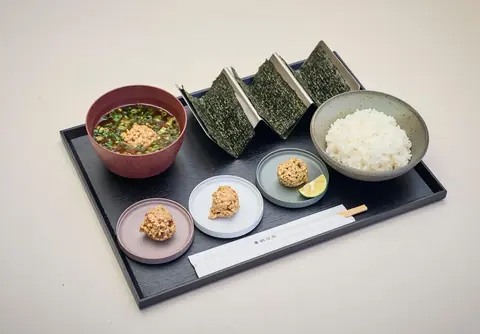 納豆舎の生ひきわり海苔包み膳をトレイに盛り付けた写真