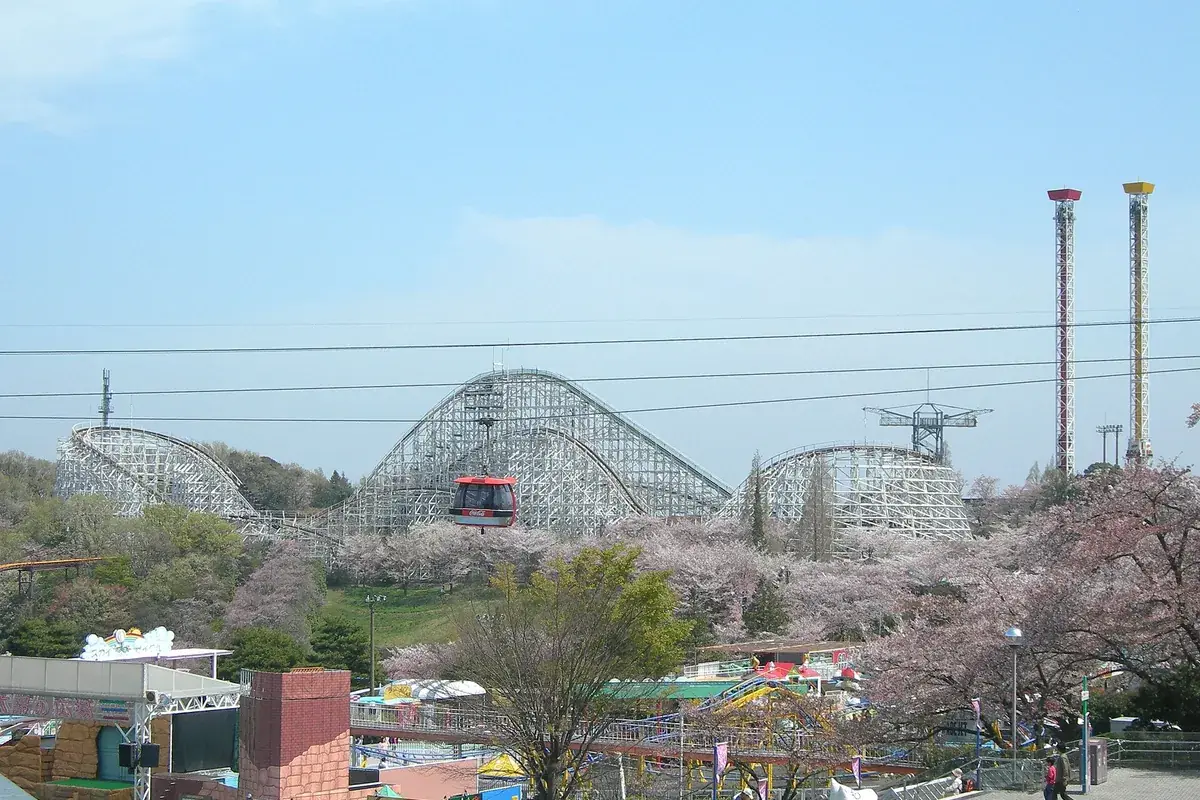 よみうりランド（園内のコースター群と桜（2010年4月））