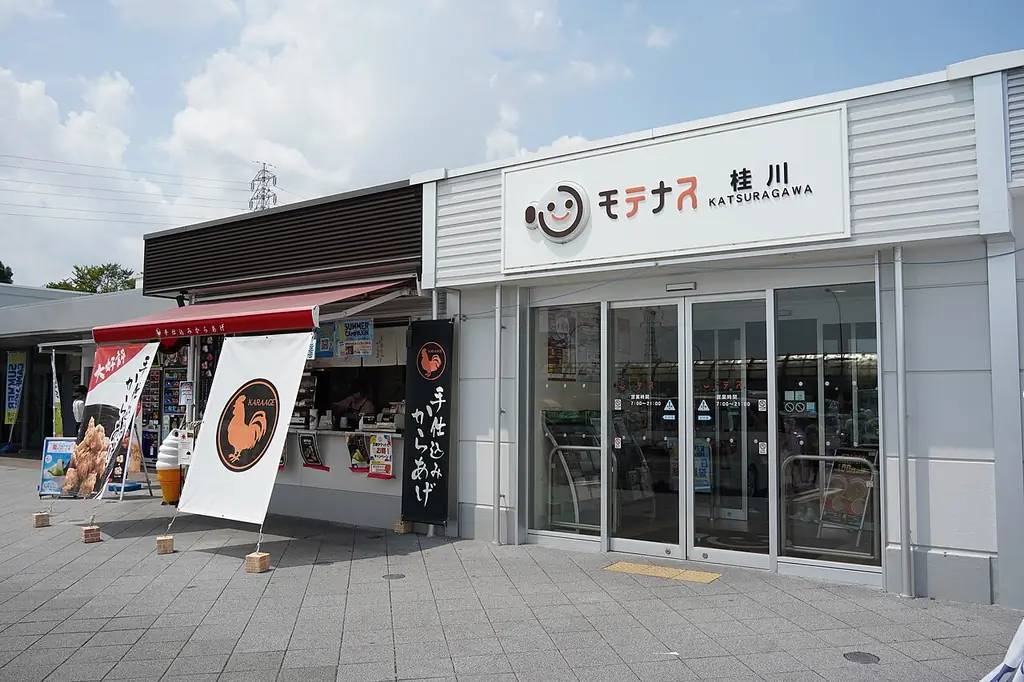 桂川パーキングエリア（名古屋方面）の、「桂川」の看板が付いたガラスの入口と、店先の大きな看板の写真