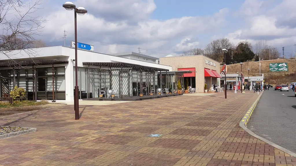 吉備サービスエリアの、白い屋根の建物と横に続く店、手前のレンガ色の広い歩道の写真