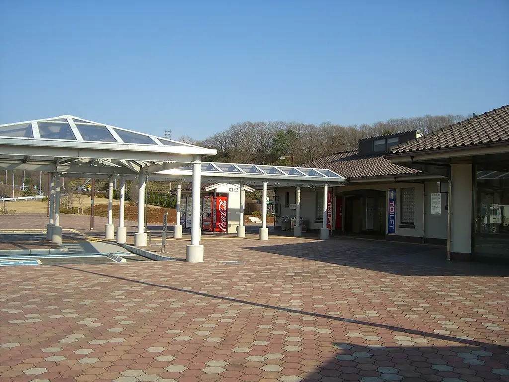 白川パーキングエリア（下り）の、ガラスの屋根の付いた通路と瓦屋根の建物、手前の石だたみの写真