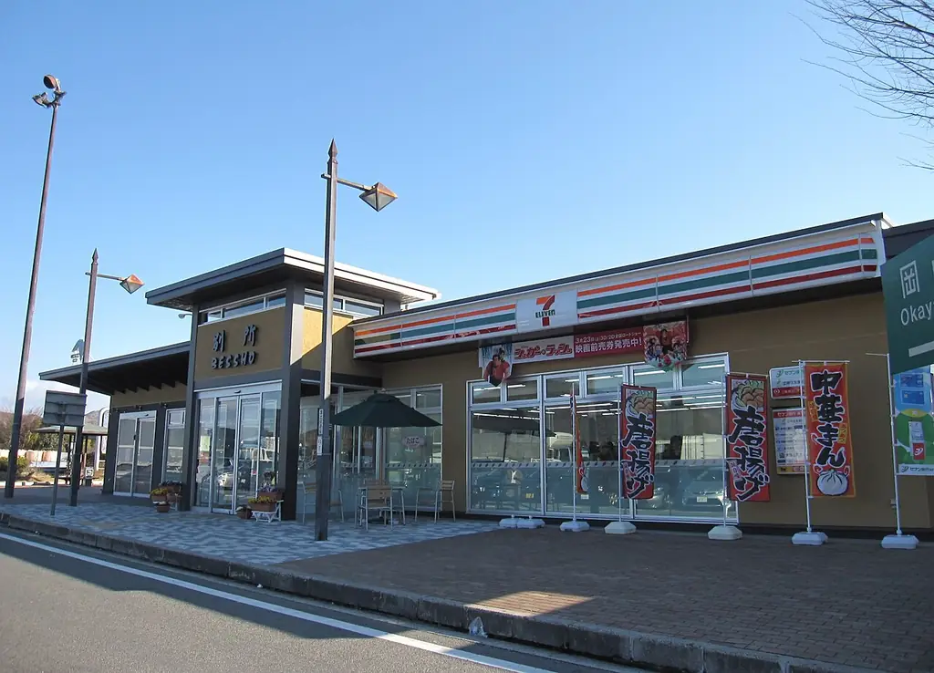 別所パーキングエリアの、「別所」の看板の付いた建物と、のぼりの並ぶコンビニの店先の写真
