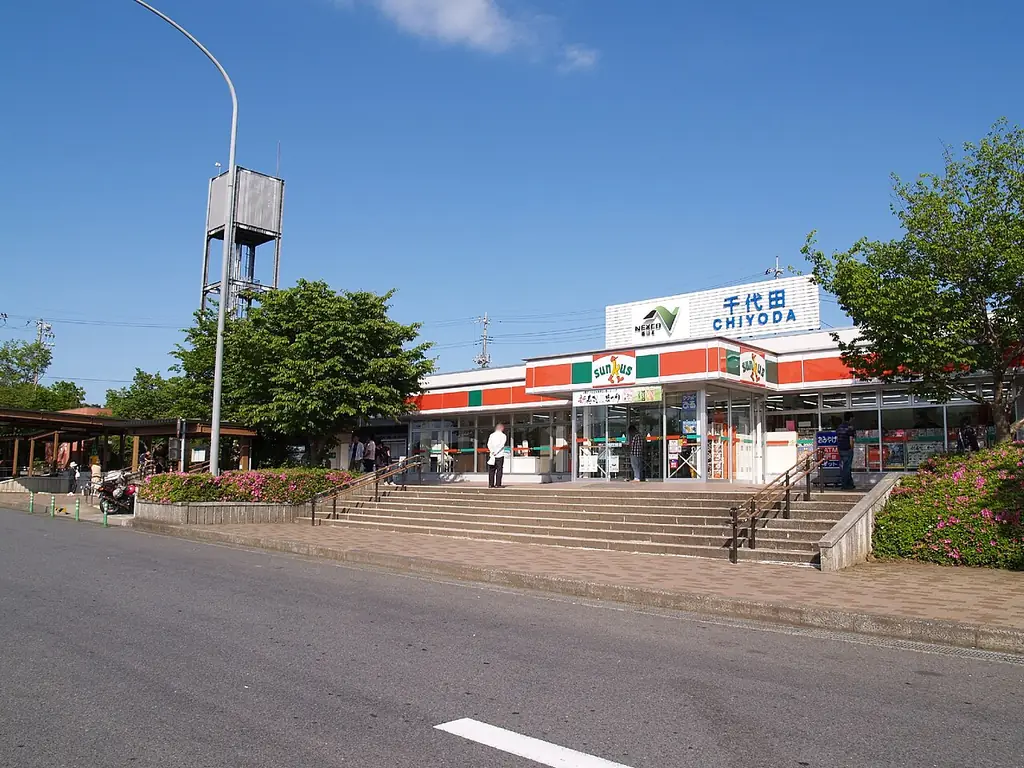 千代田パーキングエリア（上り）の、「千代田」の看板が付いた建物と、そこへ上る階段と白い塔の写真