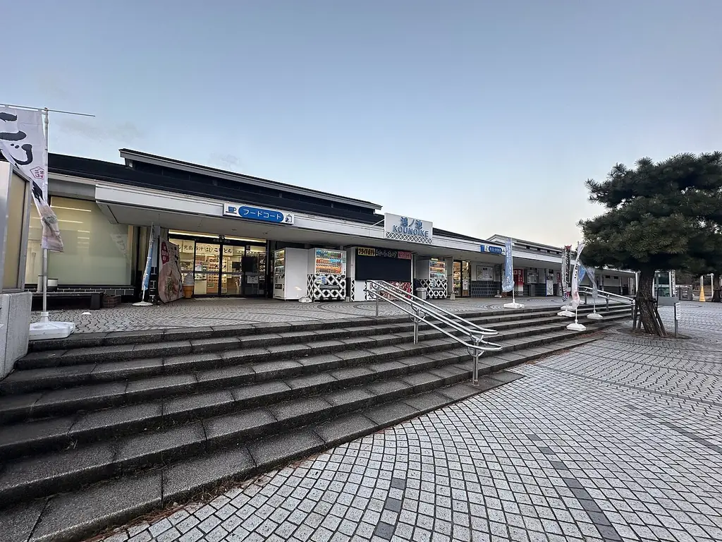 鴻ノ池サービスエリア（下り）の、石だたみの広い階段と、その上に横に長く続く店の建物の写真