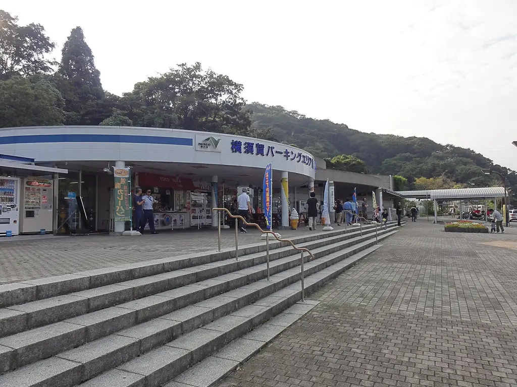 横須賀パーキングエリアの、「横須賀パーキングエリア」の看板が付いた建物と、前の広い階段と人たちの写真
