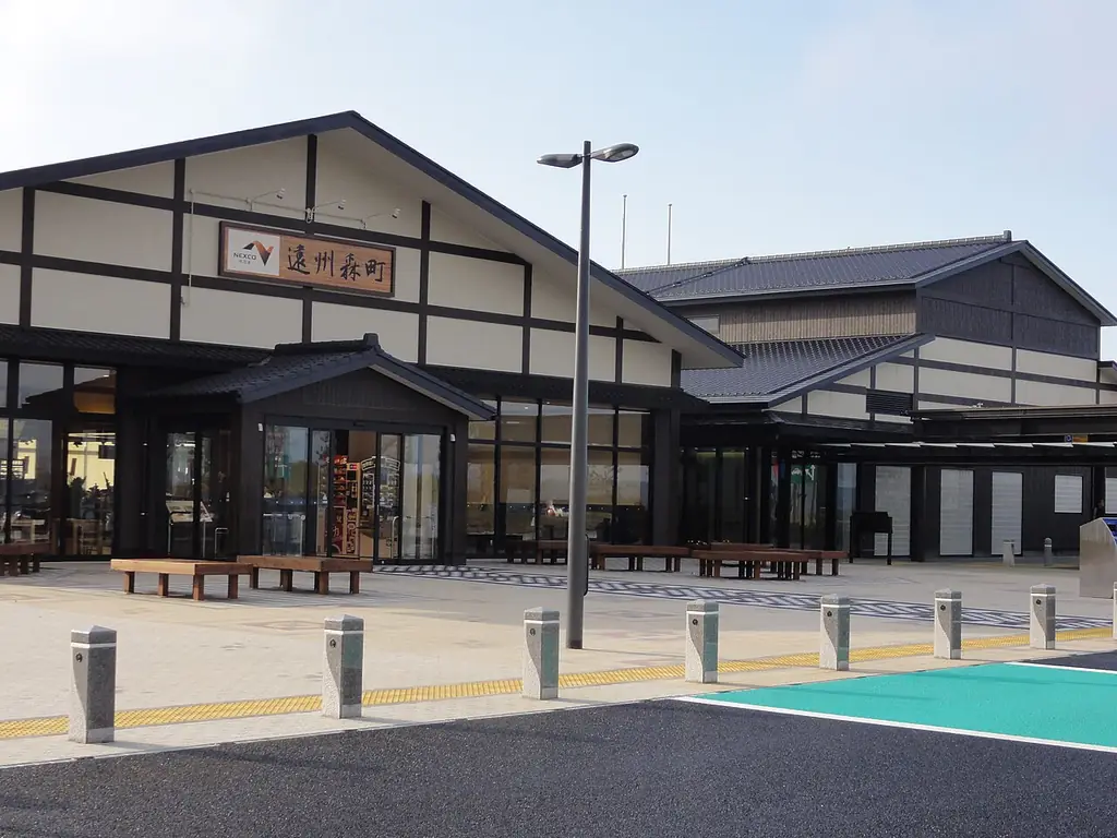 遠州森町パーキングエリア（上り）の、「遠州森町」の看板が付いた瓦屋根の和風の建物と、前の広場の写真