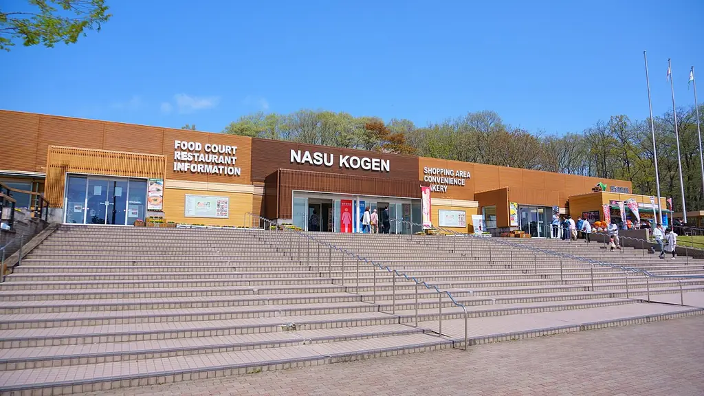 那須高原サービスエリア（下り）の、「NASU KOGEN」の看板が付いた建物と、そこへ上る広い階段の写真
