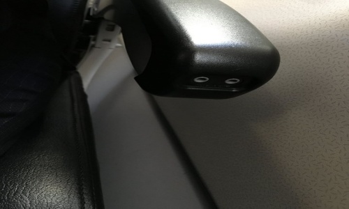 機内座席の肘掛けにある2つ穴のイヤホン差込口