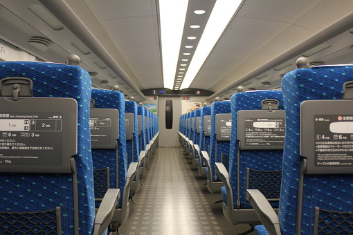 青い座席が並んだ機内の通路