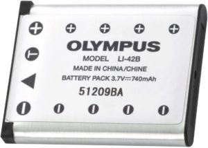 3.7V 740mAhと書かれたカメラ用のリチウムイオン電池