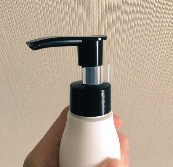 ポンプ式の詰め替えボトルを手に持ったところ