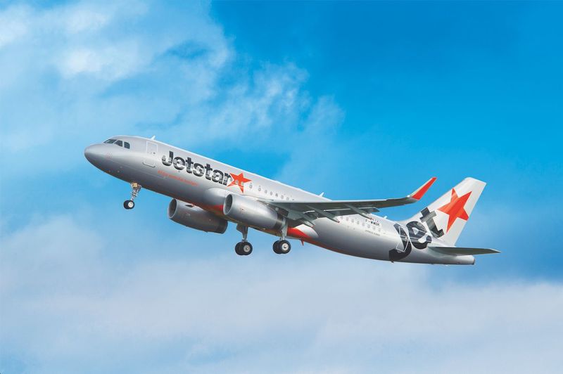 青空を飛ぶジェットスターの旅客機
