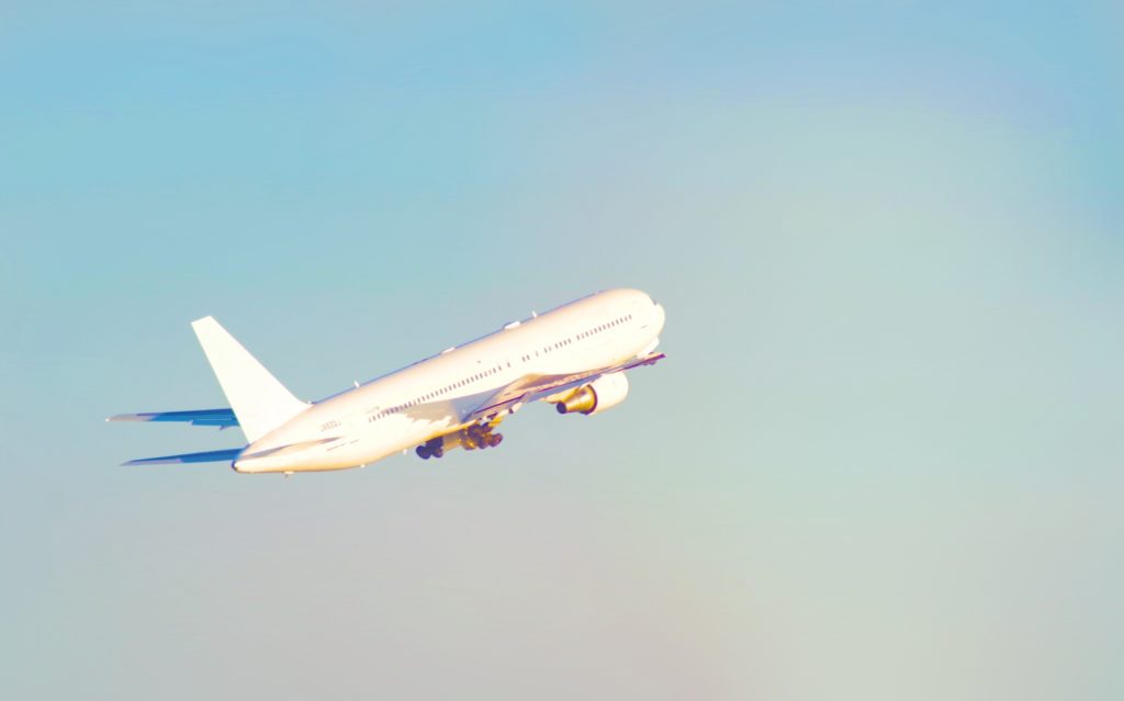 離陸して上昇する旅客機