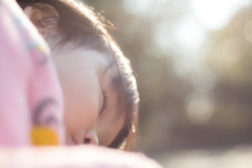 色鉛筆で絵を描く子どもの手元