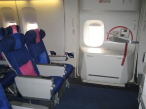 非常口の扉のそばにある座席と前の広い空間