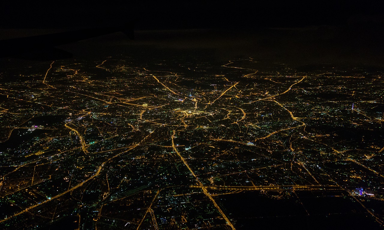 夜間の上空から見た街の明かり