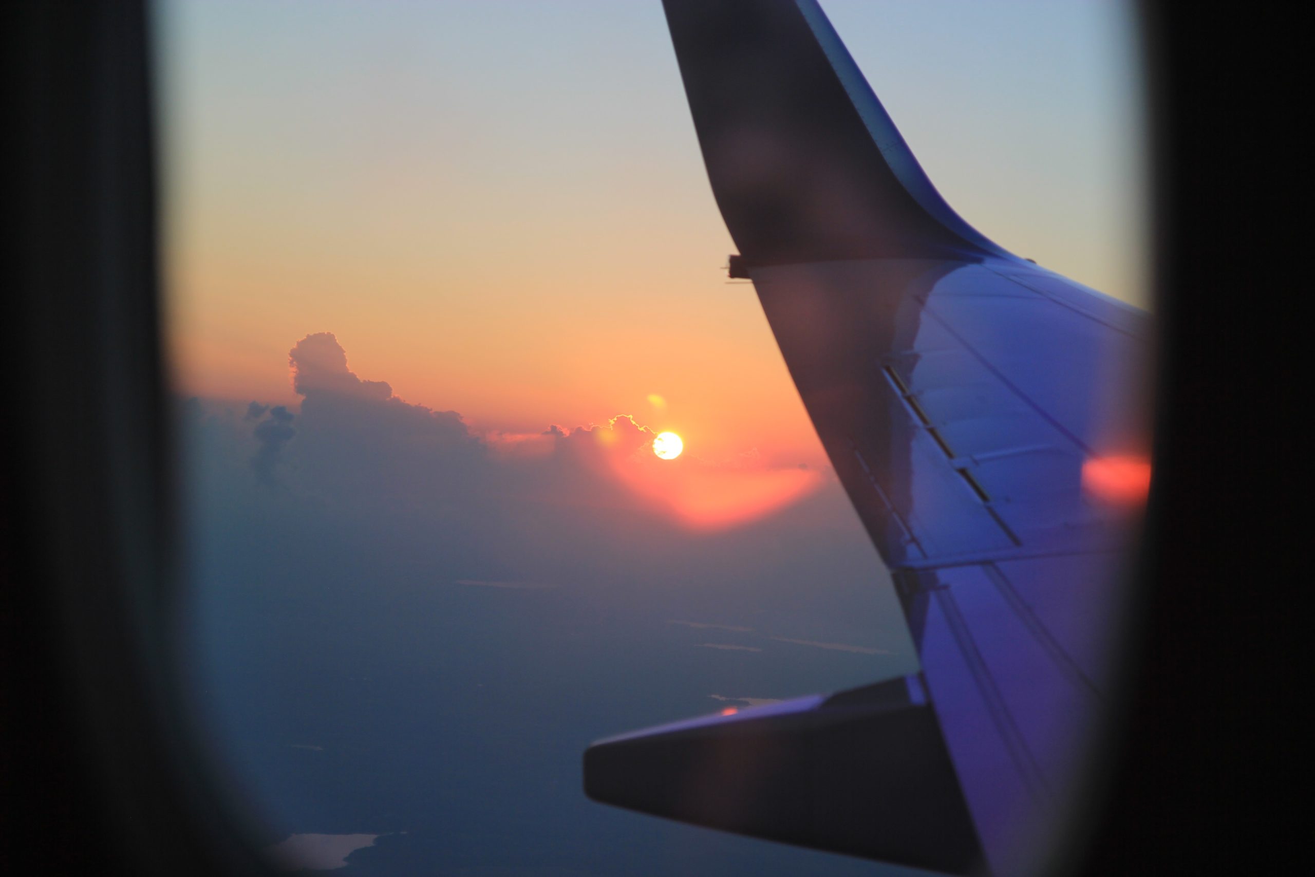 機窓から見た夕日と主翼